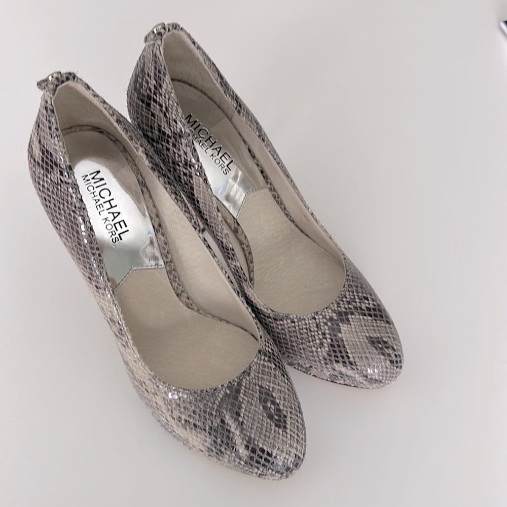 NWOT | MICHEAL KORS snake skin pumps